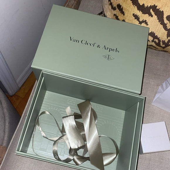 NEW Van Cleef & Arpel Gift Box - Picture 3 of 5